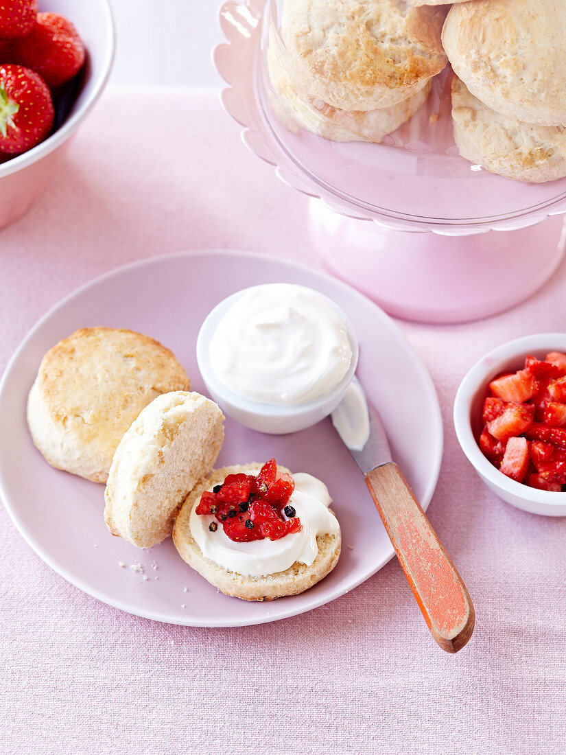 Scones mit Sahne und Erdbeertatar