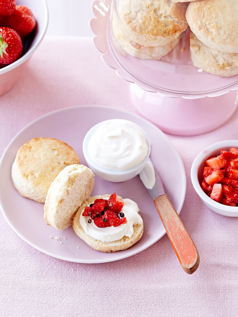 Scones with cream and strawberry tartar