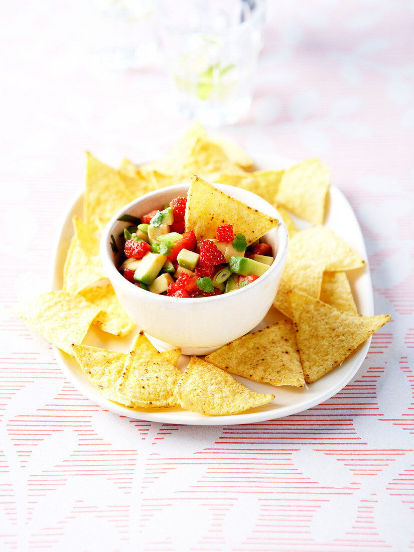 Mexikanischer Avocado-Erdbeersalat serviert mit Tortillachips