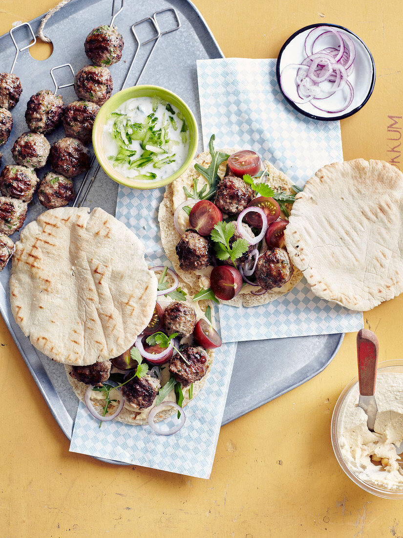 Pita-Sandwich mit Köfte, Hummus, Kirschtomaten und Joghurtsauce