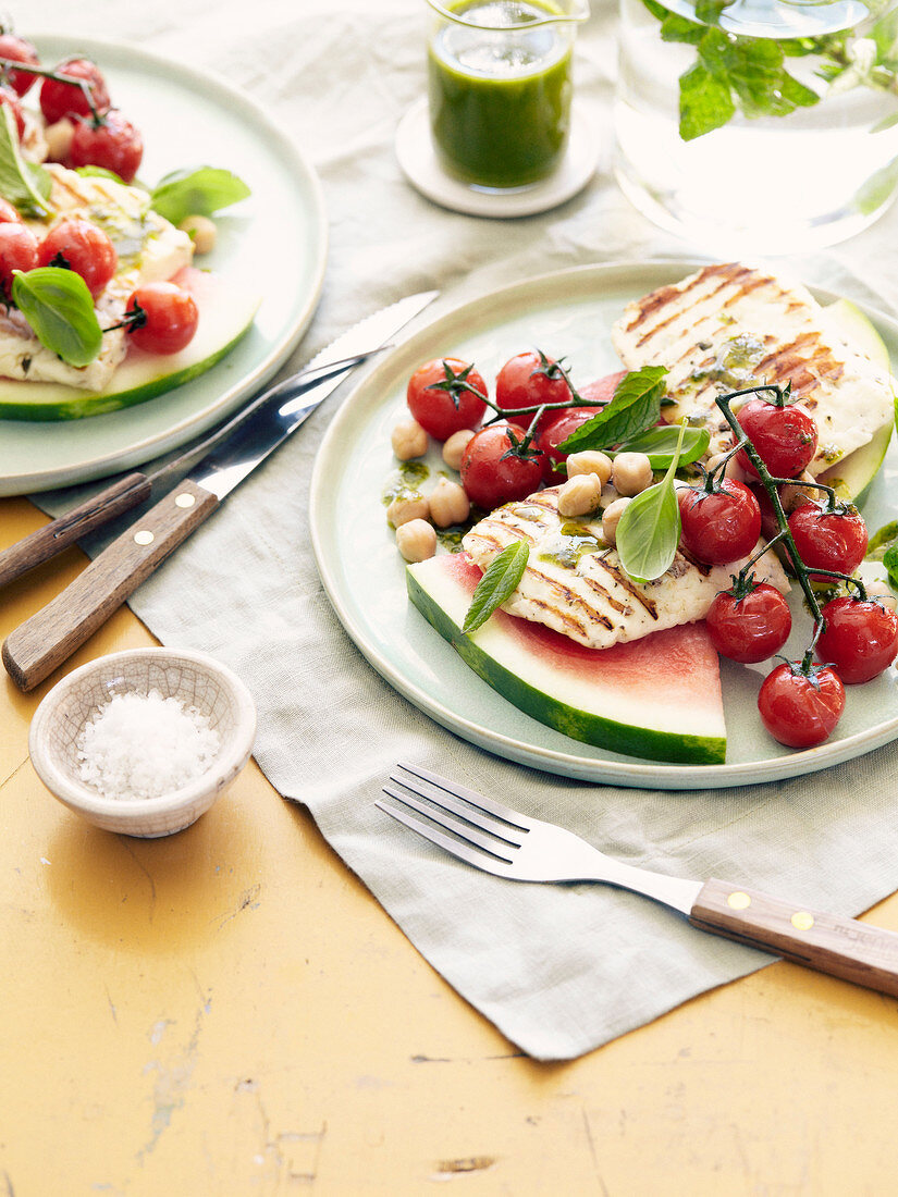 Gegrillter Halloumi mit Wassermelone, gerösteten Kirschtomaten und Kichererbsen