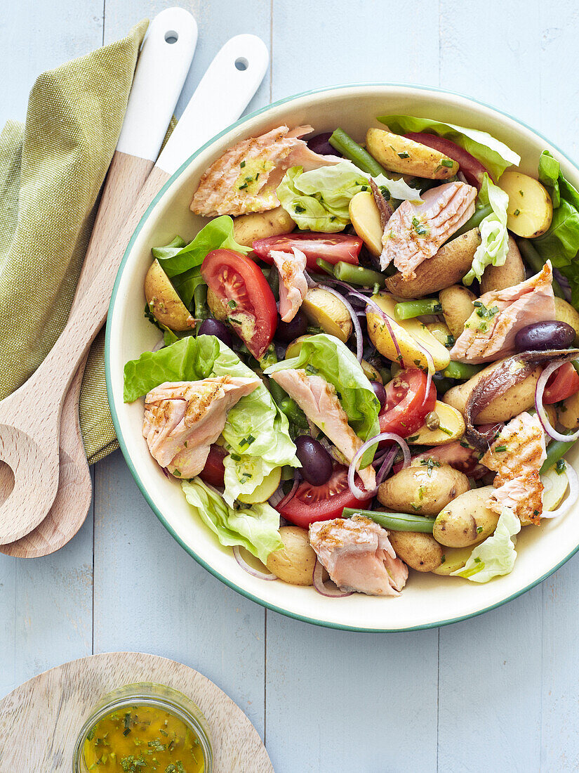 Kartoffelsalat mit Thunfisch, Sardellen, Oliven, grünen Bohnen und Tomaten