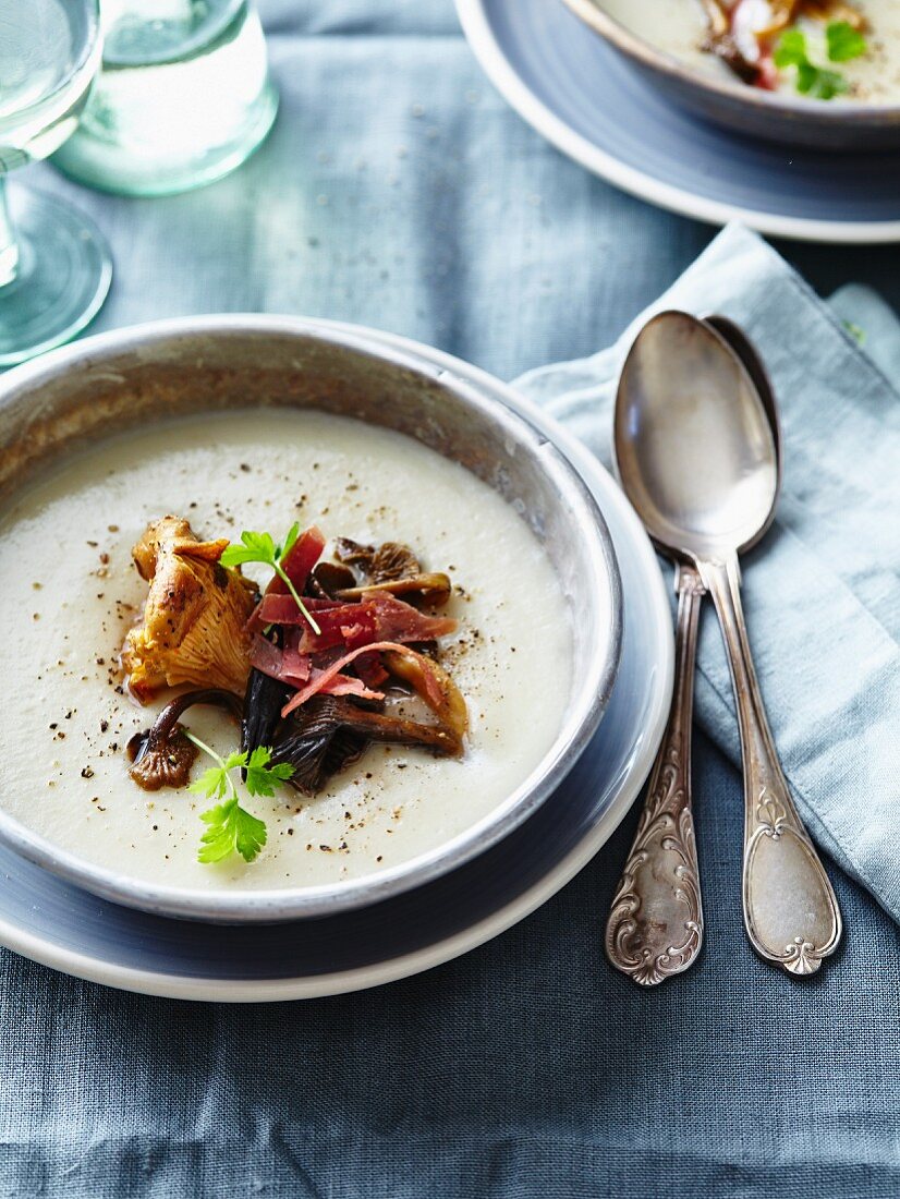 Blumenkohlcremesuppe mit Waldpilzen