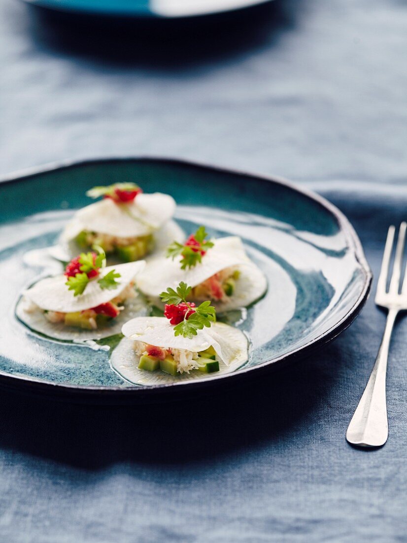 Steckrüben-Ravioli mit Gurke, Avocadowürfeln und Krebsfleisch