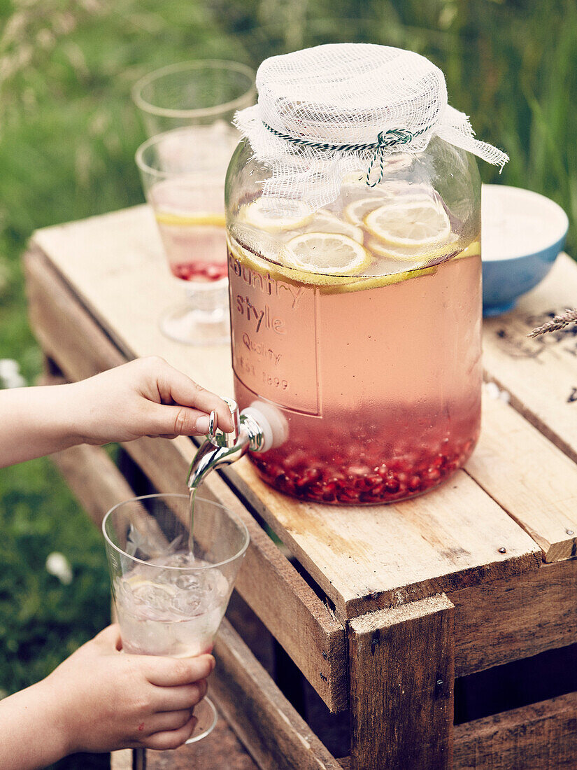 Selbtgemachte Granatapfel-Limonade aus dem Getränkespender