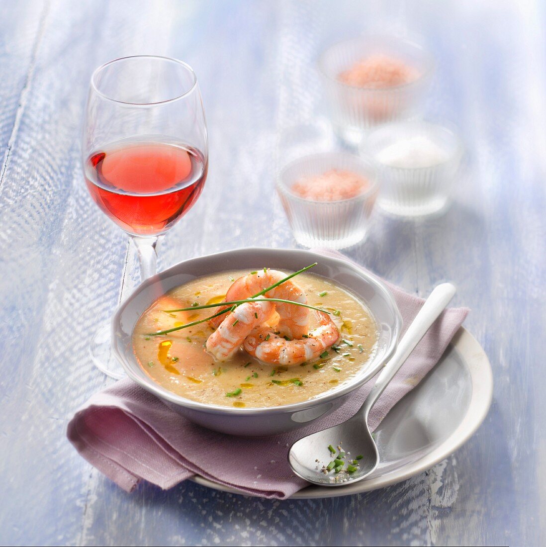 Kichererbsensuppe mit Garnelen, Glas Roséwein Clairet