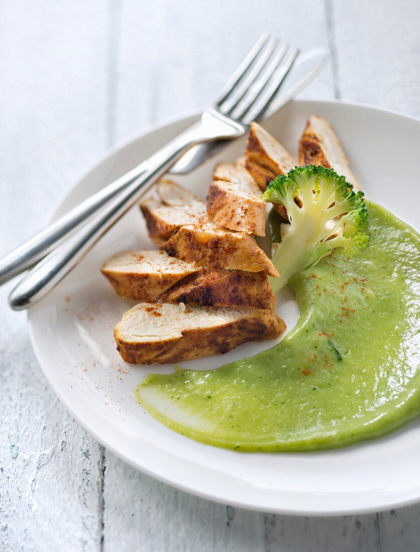 Grilled chicken breast with paprika and broccoli purée