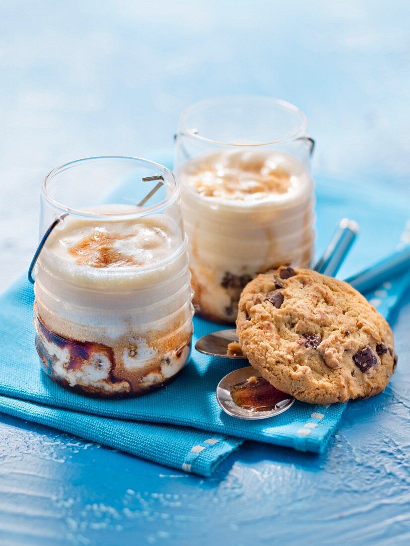 Verrine of mascarpone mousse with almonds and coffee syrup, granola cookie