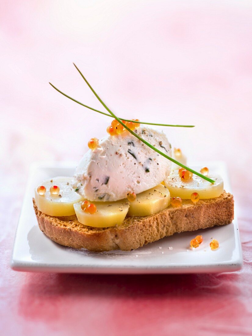 Feinschmeckerbrötchen mit Kartoffeln, Lachsrogensahne und Schnittlauch