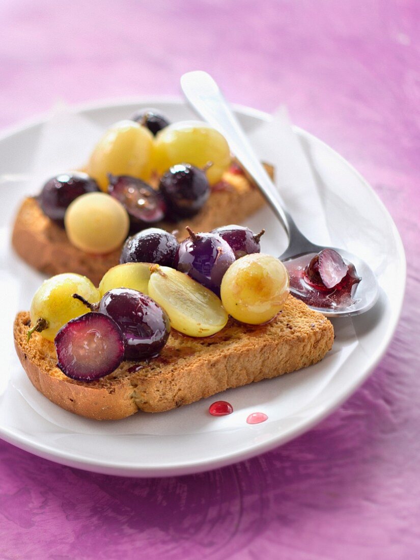 Crunchy bread with two grapes and honey
