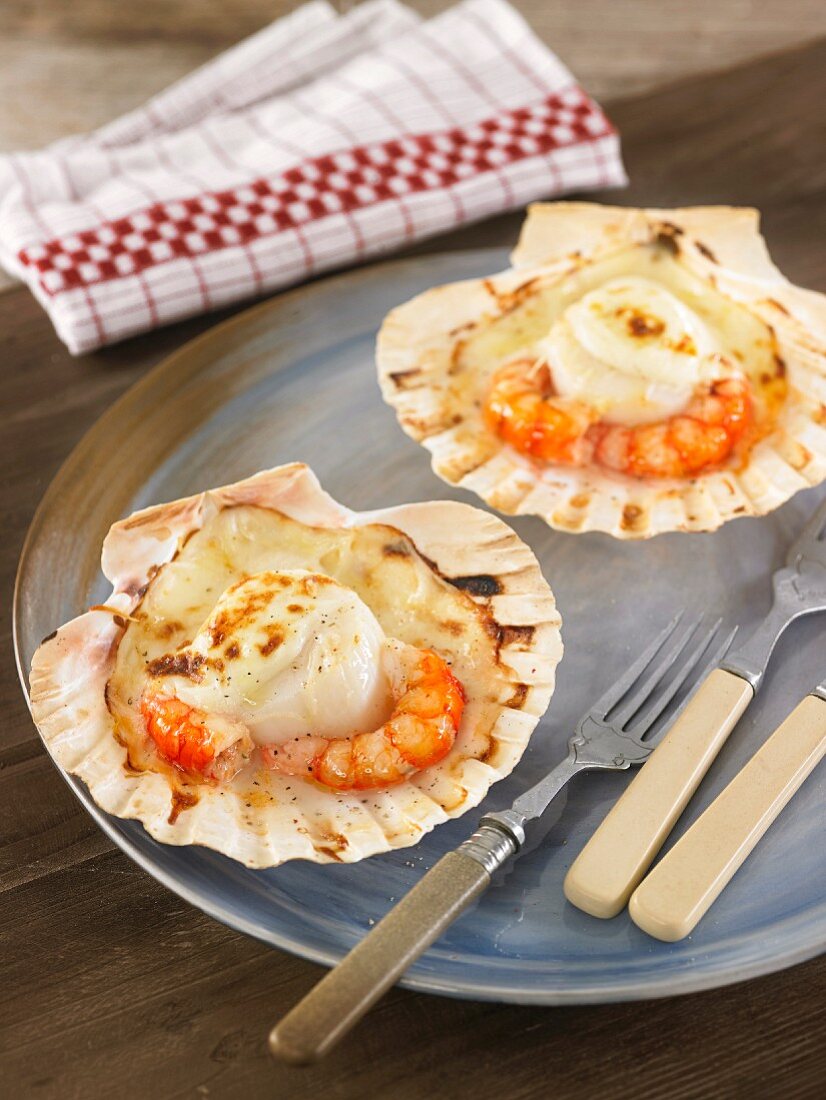 Grantinated scallops with Bechamel sauce and prawns