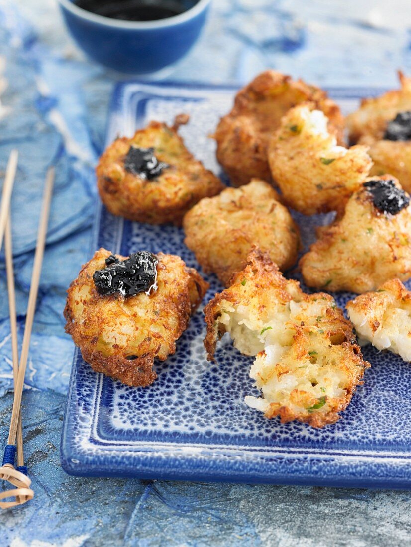 Stockfischbeignets mit schwarzem Knoblauchpüree