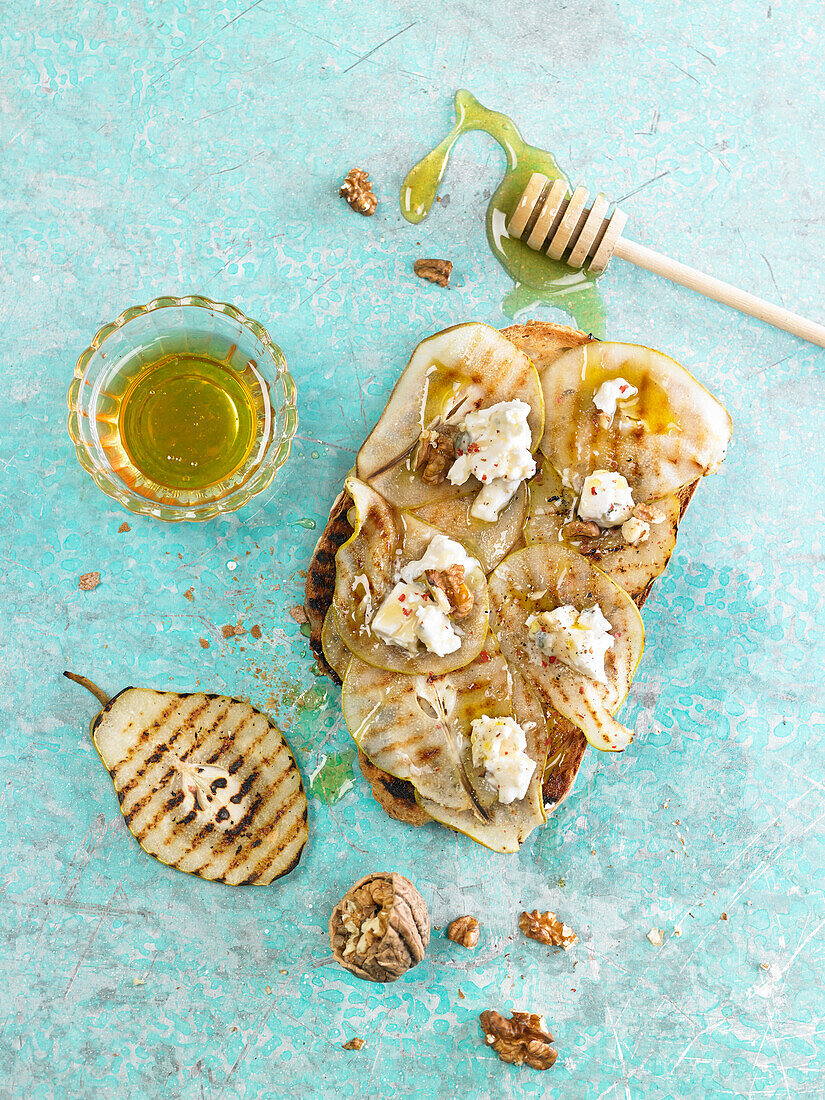 Bruschetta von gerösteten Birnen, Gorgonzola, Mascarpone, Walnüssen und Honig.