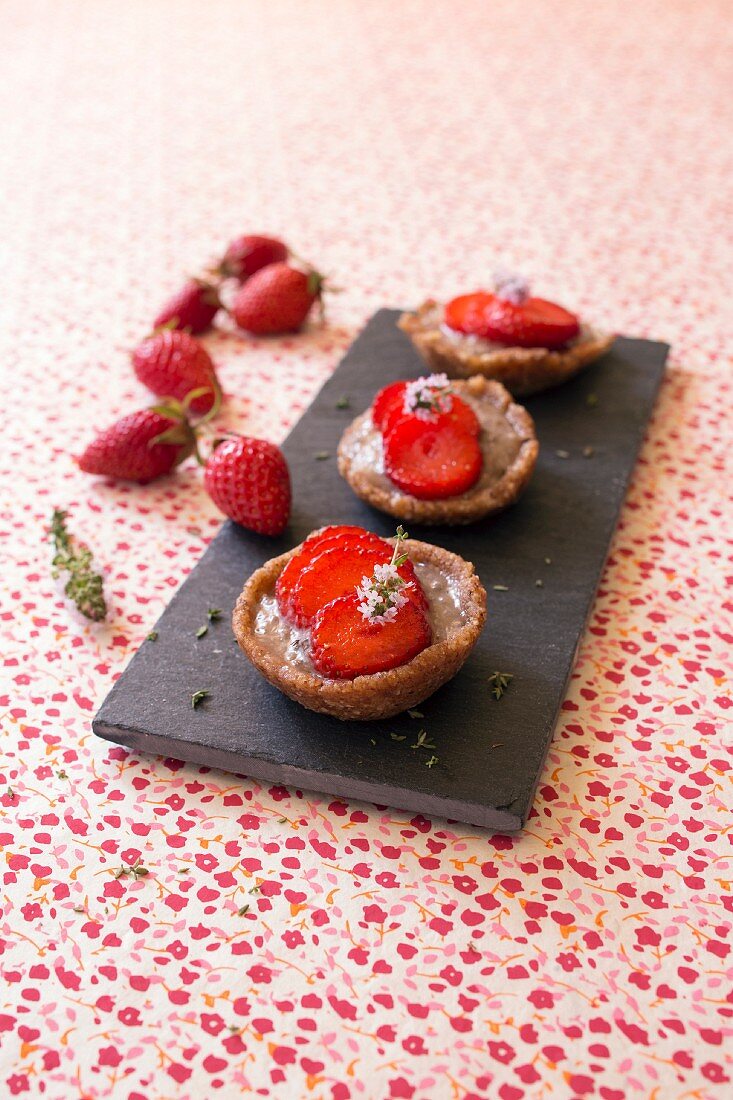 Strawberry tartlets with buckwheat flour and fresh thyme