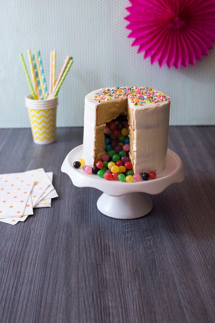Geburtstagstorte Layer Cake Surprise (amerikanische Schichttorte) mit bunten Bonbons