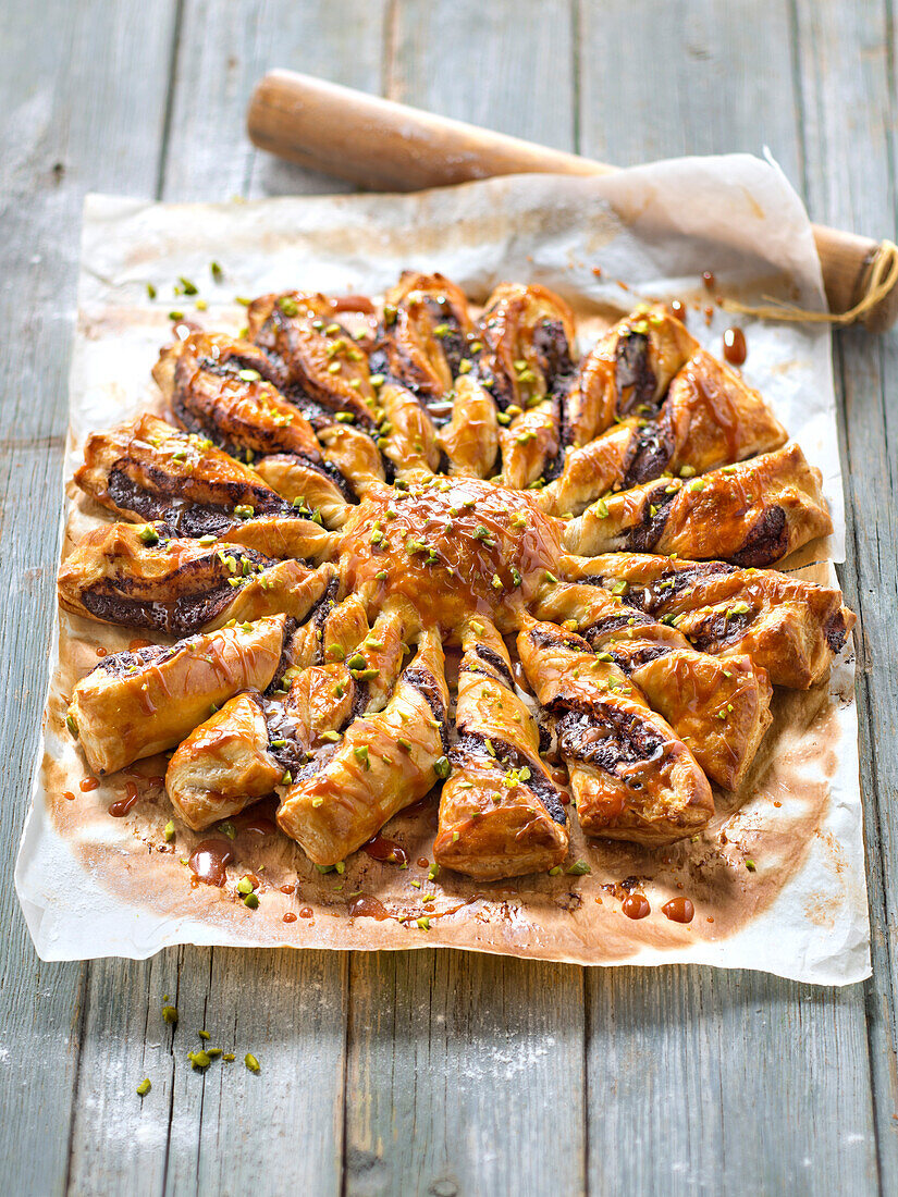 Sonnenförmiger Blätterteigkuchen mit getrockneten Früchten