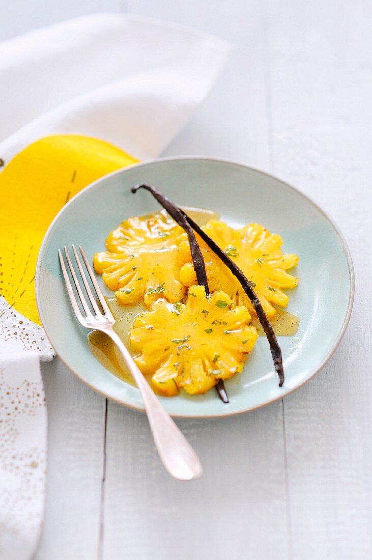 Ananas mit Vanille-Honig-Essig und Minze