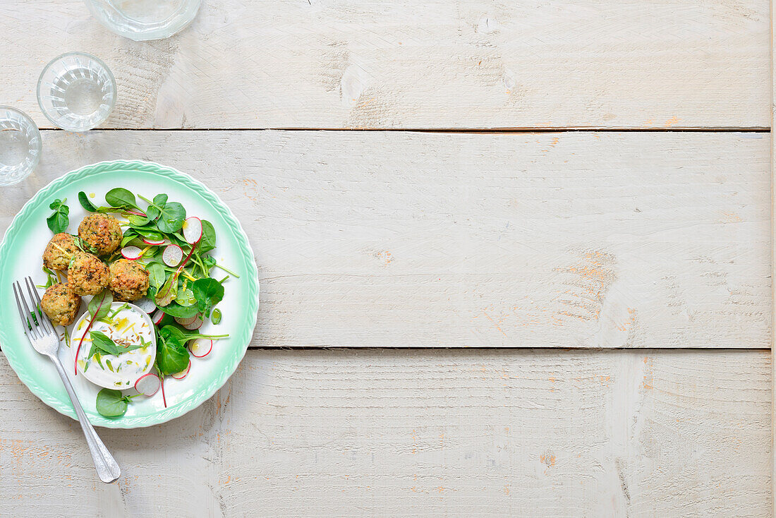 Falafel mit Salat und Joghurtsauce