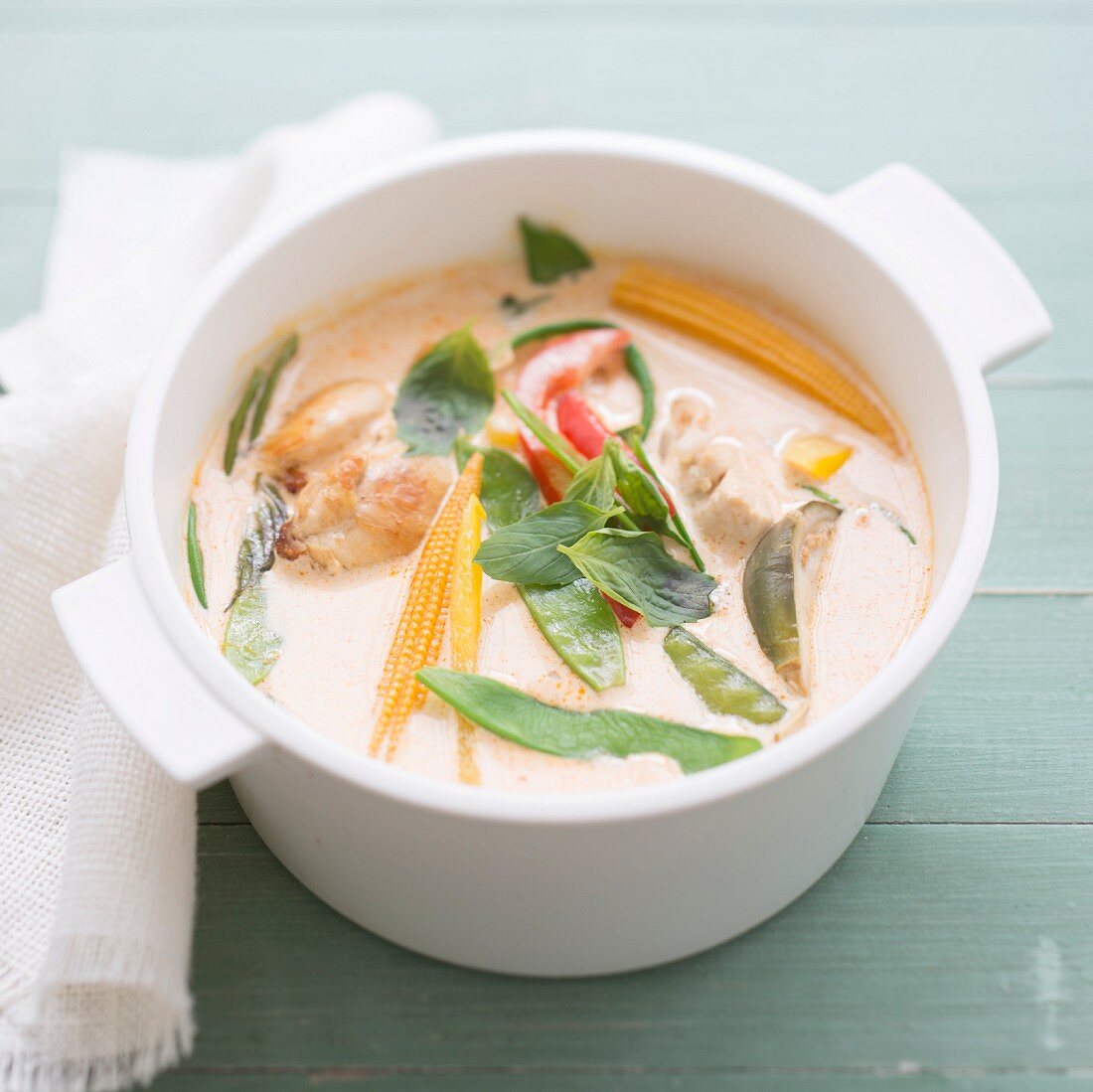 Thai-Suppe mit Kokosmilch, Hähnchen und Zuckerschoten
