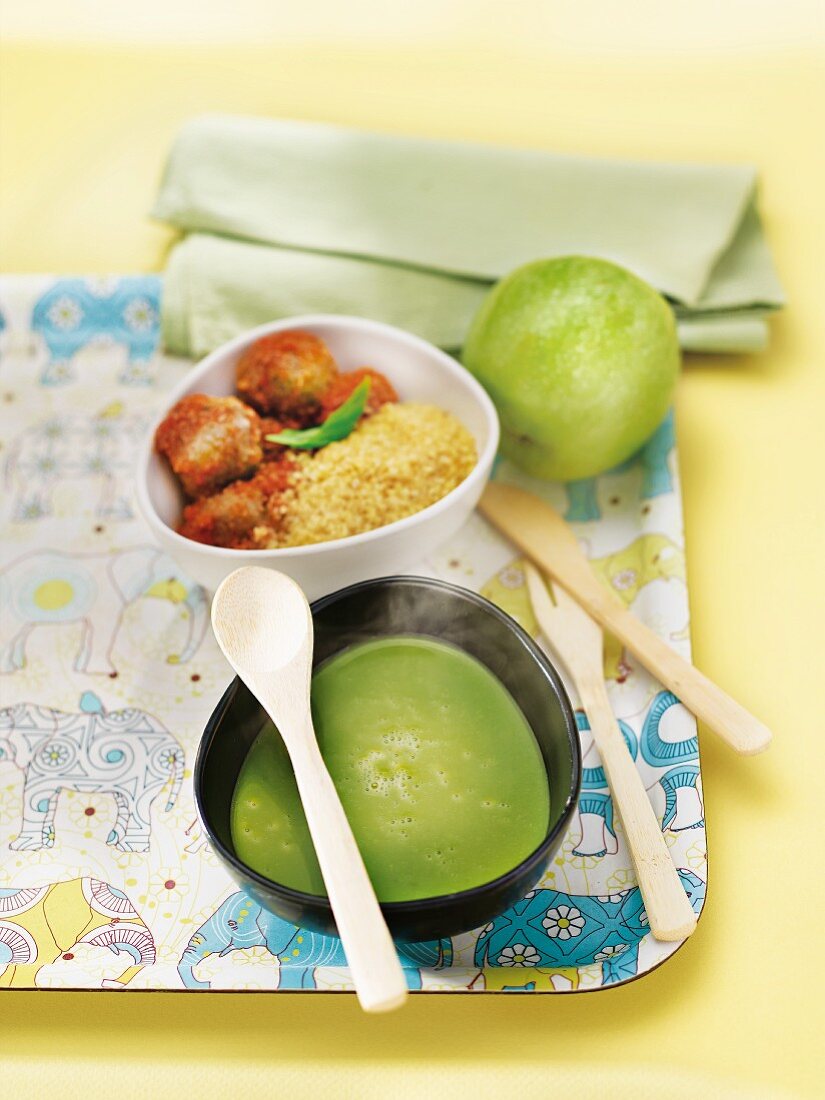 Kinderteller mit Erbsensuppe, Hackfleischbällchen, Bulgur und grünem Apfel