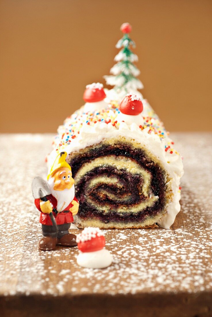 Buche de Noel (Traditioneller Baumstammkuchen, Frankreich) mit Schokolade