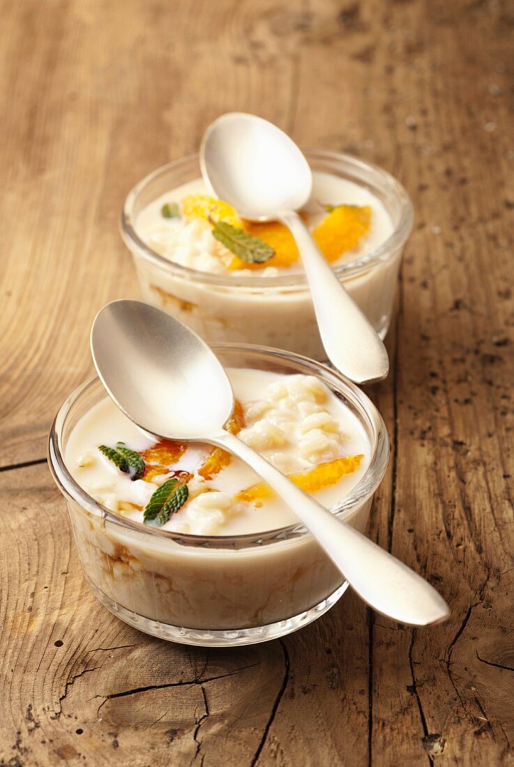 Orange and mint-flavored rice pudding