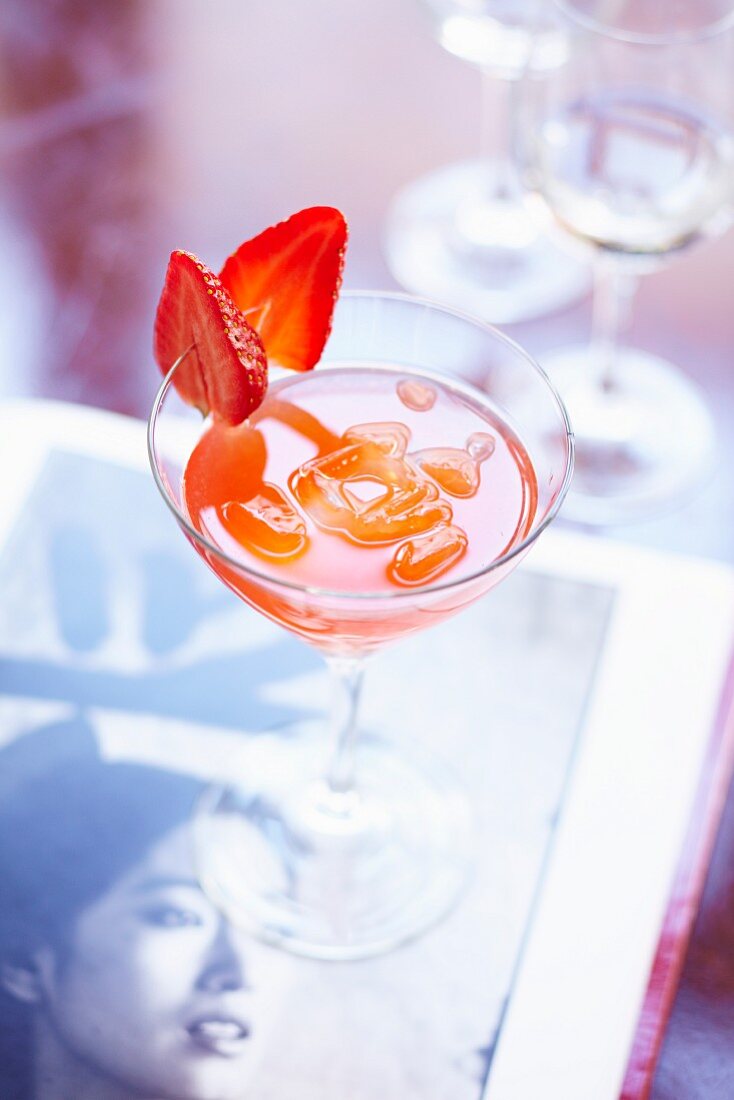 Bloodhound Cocktail (Erdbeer-Cocktail mit Gin, Wermut und Erdbeer-Coulis)