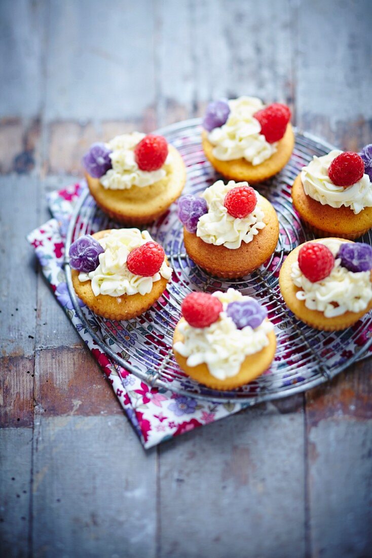 Cupcakes mit Himbeeren und Veilchenbonbons