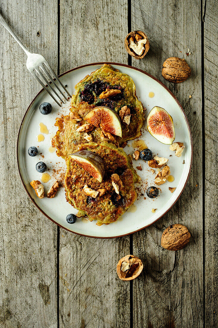 Haferflocken-Pfannkuchen mit Heidelbeeren und frischen Feigen (vegetarisch)