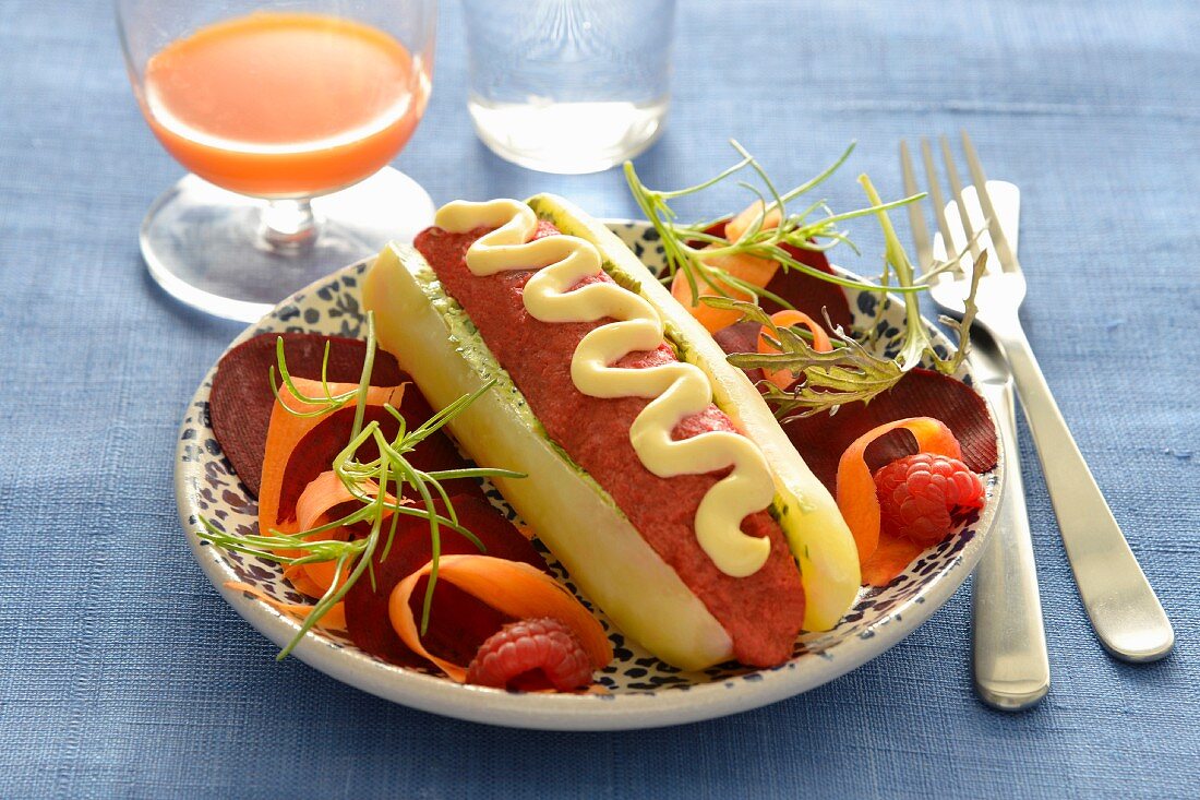Vegetarischer Hot-Dog mit Gurke, pürierten Tomaten und Guacamole