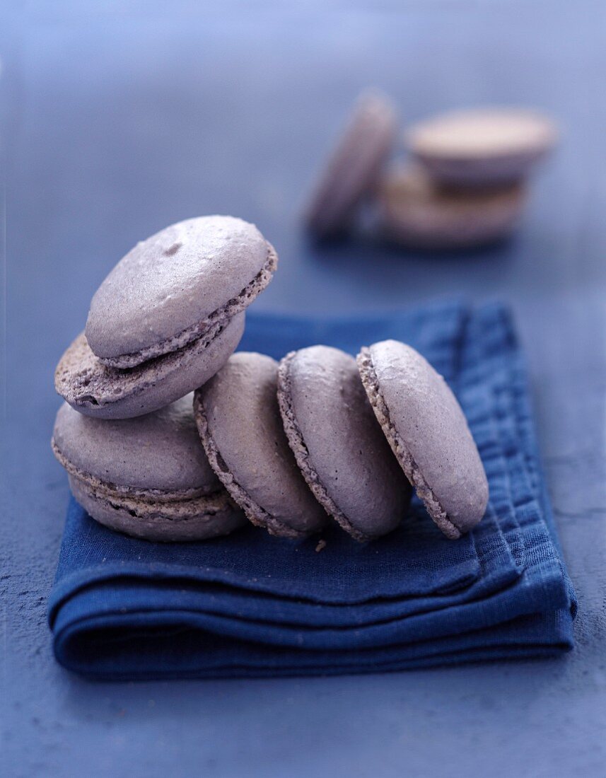 Lavendel-Macarons vor dem Füllen