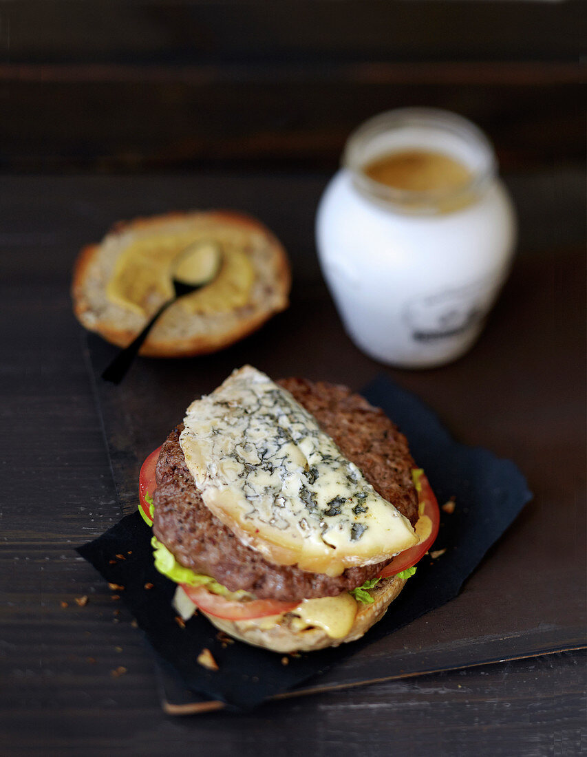 Burger mit Blauschimmelkäse