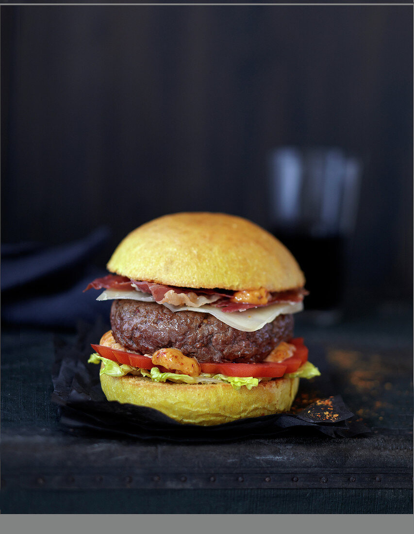 Rindfleischburger mit Bayonne-Schinken und Schafskäse