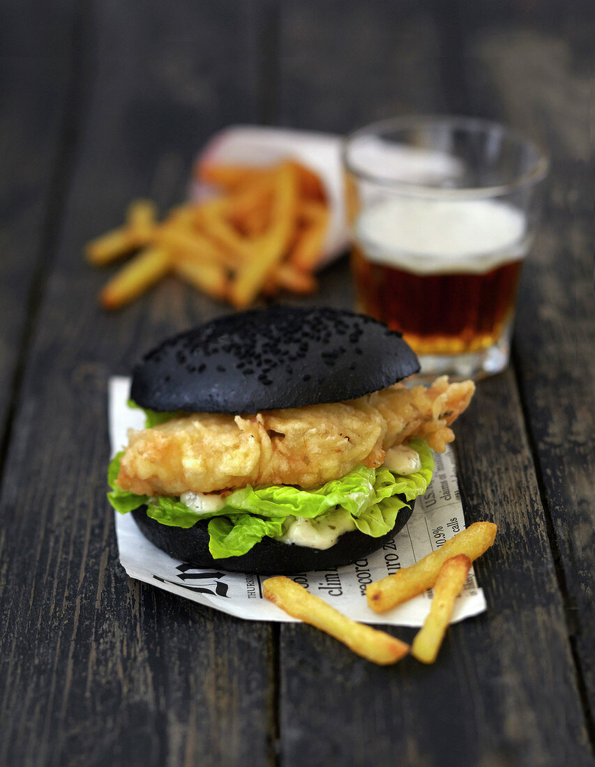 Black Burger mit Fish and Chips
