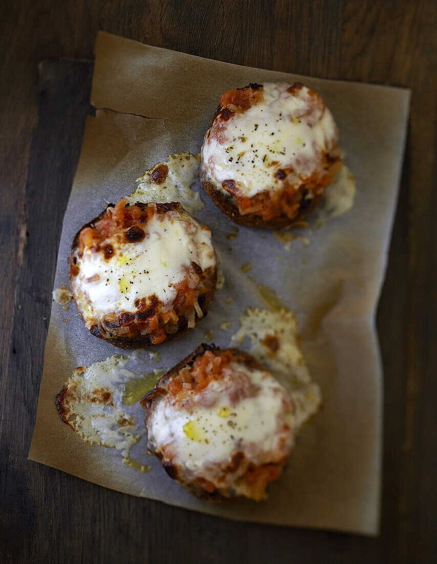 Bruschetta mit Tomaten und geschmolzenem Stracchino-Weichkäse