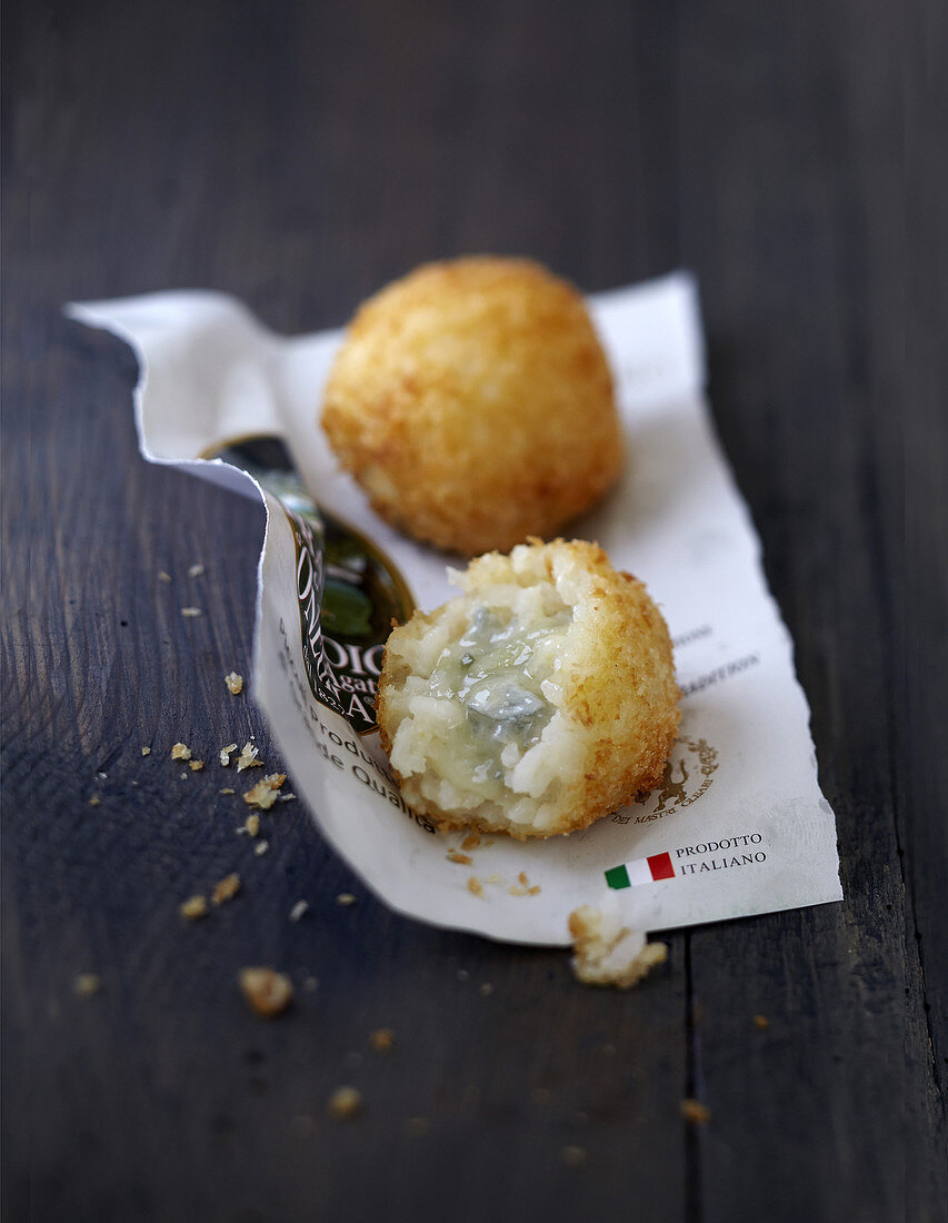 Cromesqui de risotto (frittierte Risottobällchen) mit Gorgonzola