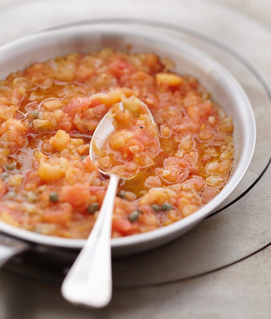 Tomatenconcassée mit Zwiebeln und Kapern