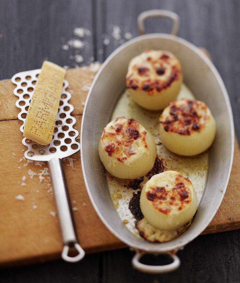 Überbackene gefüllte Zwiebeln mit Parmesan