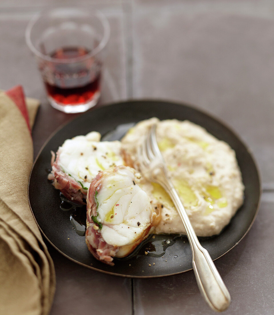 Seeteufelröllchen mit Pancetta und Salbei, Kichererbsencreme