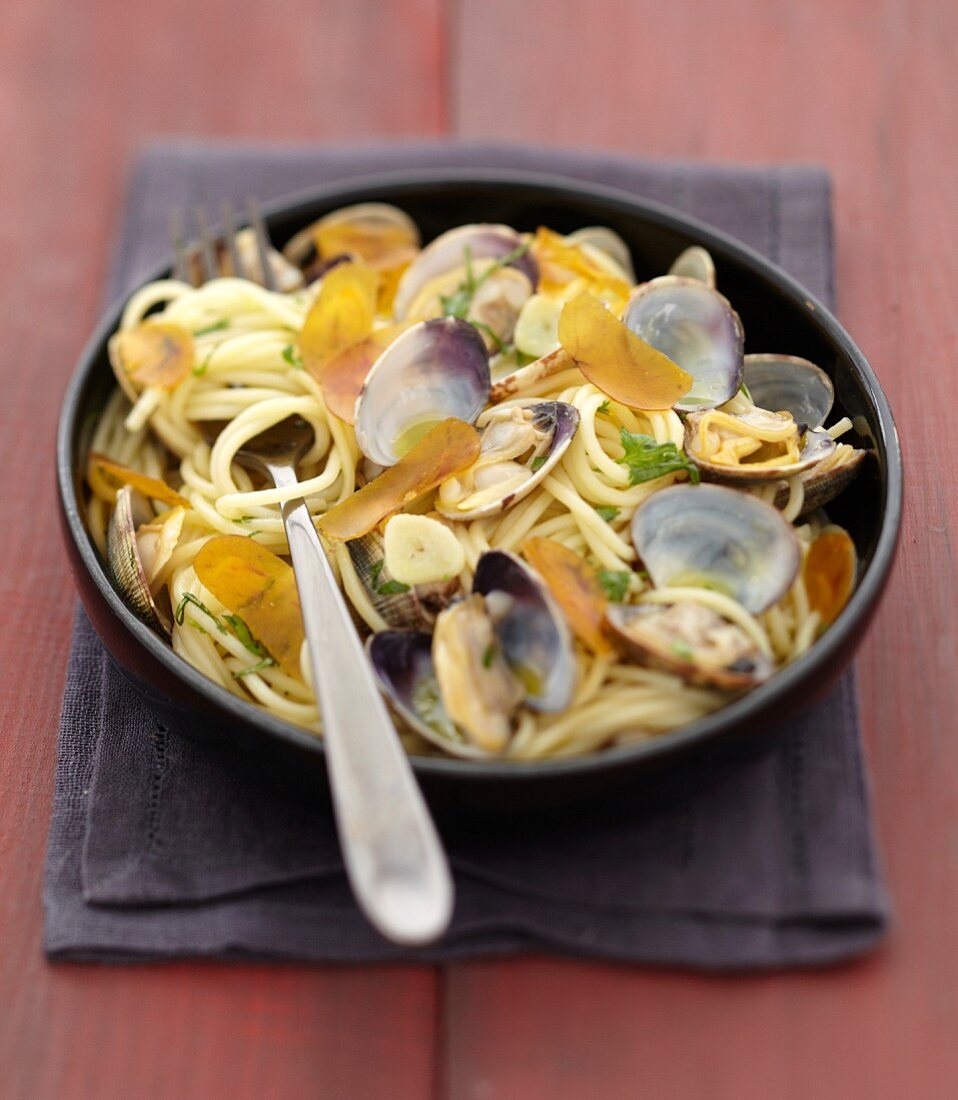 Spaghetti mit Teppichmuscheln und Poutargue (Rogen der Meeräsche)