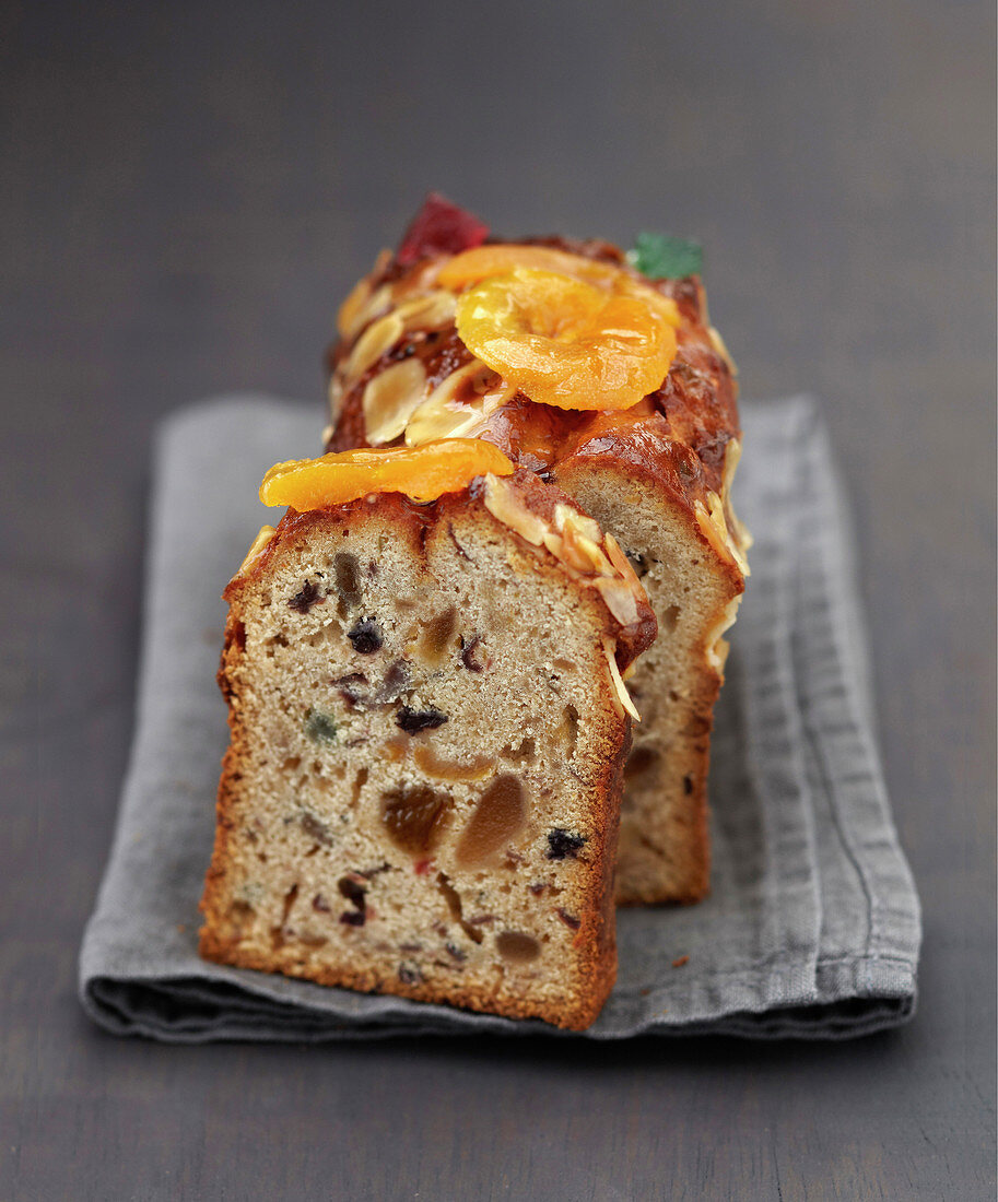 Kastenkuchen mit kandierten Früchten