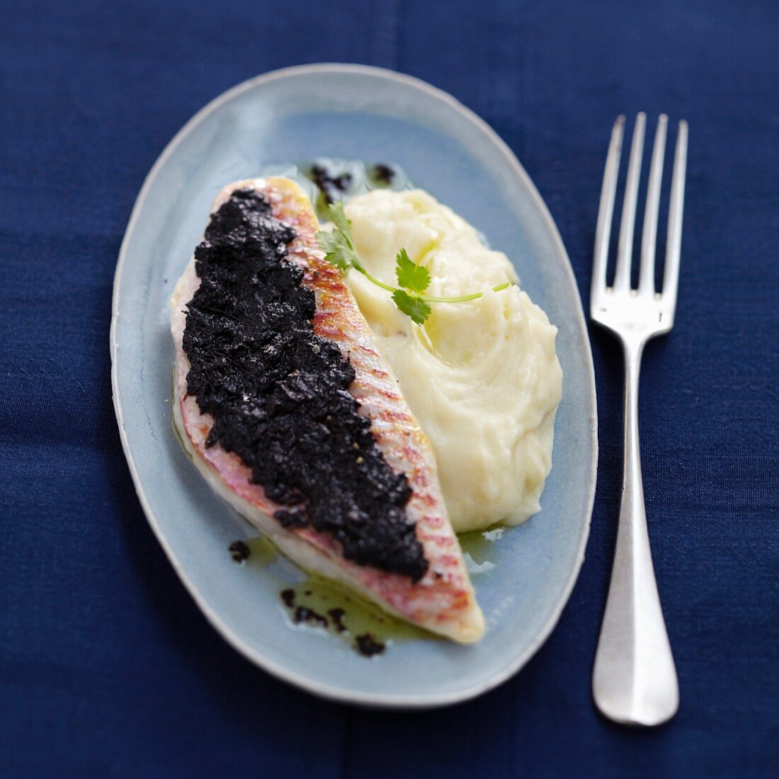 Rotbarbenfilet mit Tapenade und hausgemachtem Kartoffelpüree