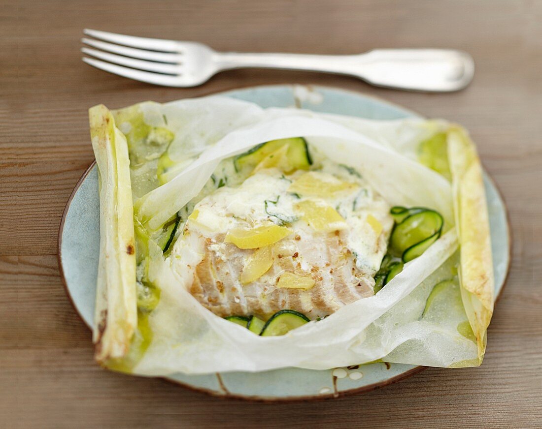 Kabeljau mit Zucchini, Joghurt und kandierten Zitronen, im Pergamentpapier gegart
