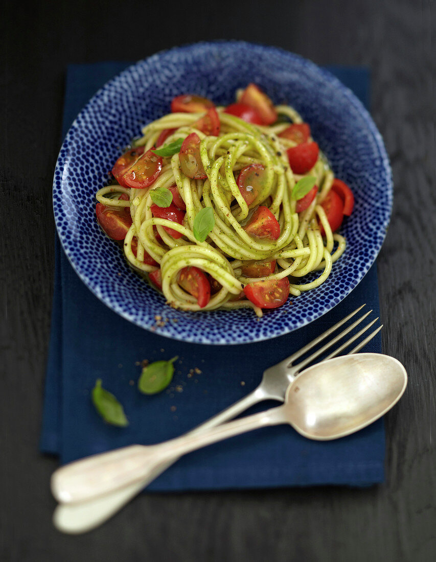 Hot and cold spaghetti with cherry tomatoes and basil oil