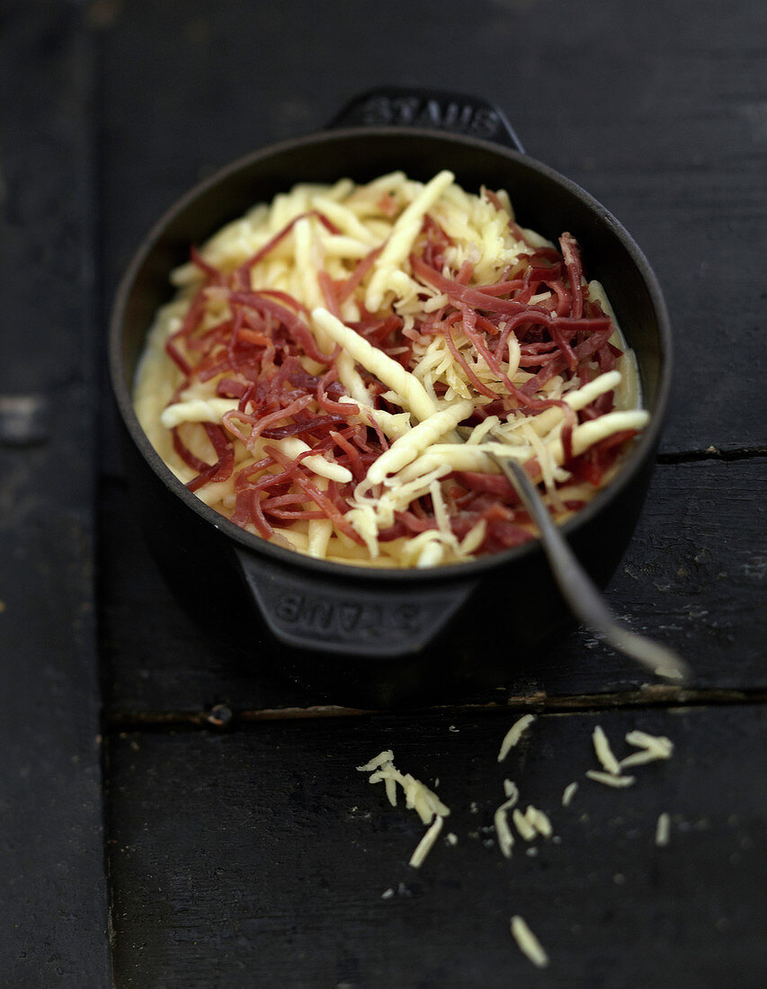 Fusilli paesani mit Rohschinken und Käsecremesauce