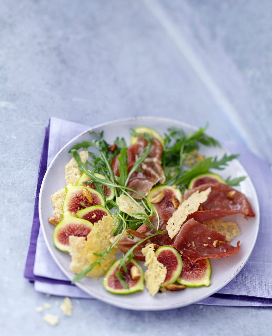 Feigen-Rucola-Salat, Serranoschinken-Chips und Parmesanhippen