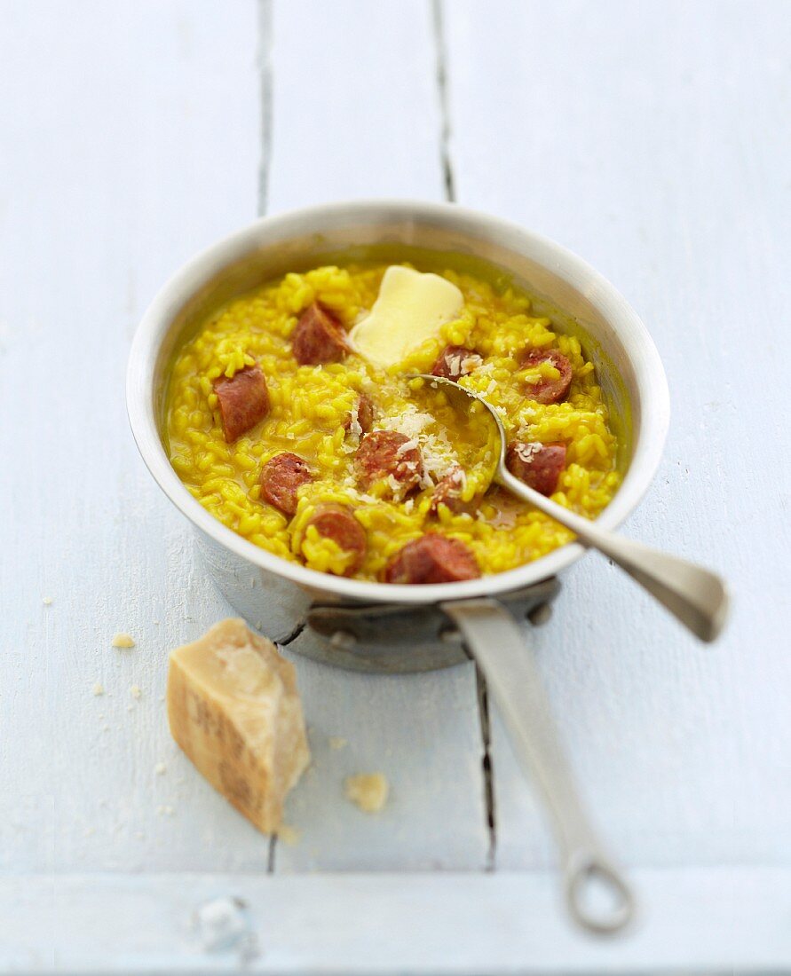 Risotto mit Kurkuma, Parmesan und Merguez-Würstchen