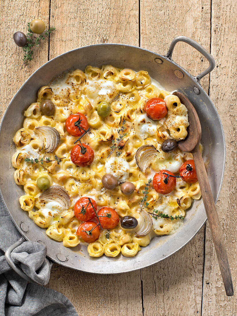 Tortellini mit Tomaten, Oliven, Zwiebeln und Mozzarella