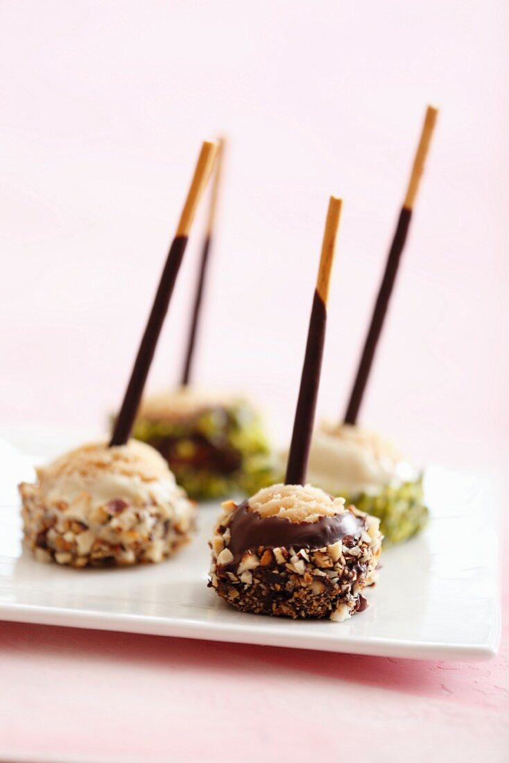 Mikado cake pops with a twist, with ice cream, chocolate and dried fruits