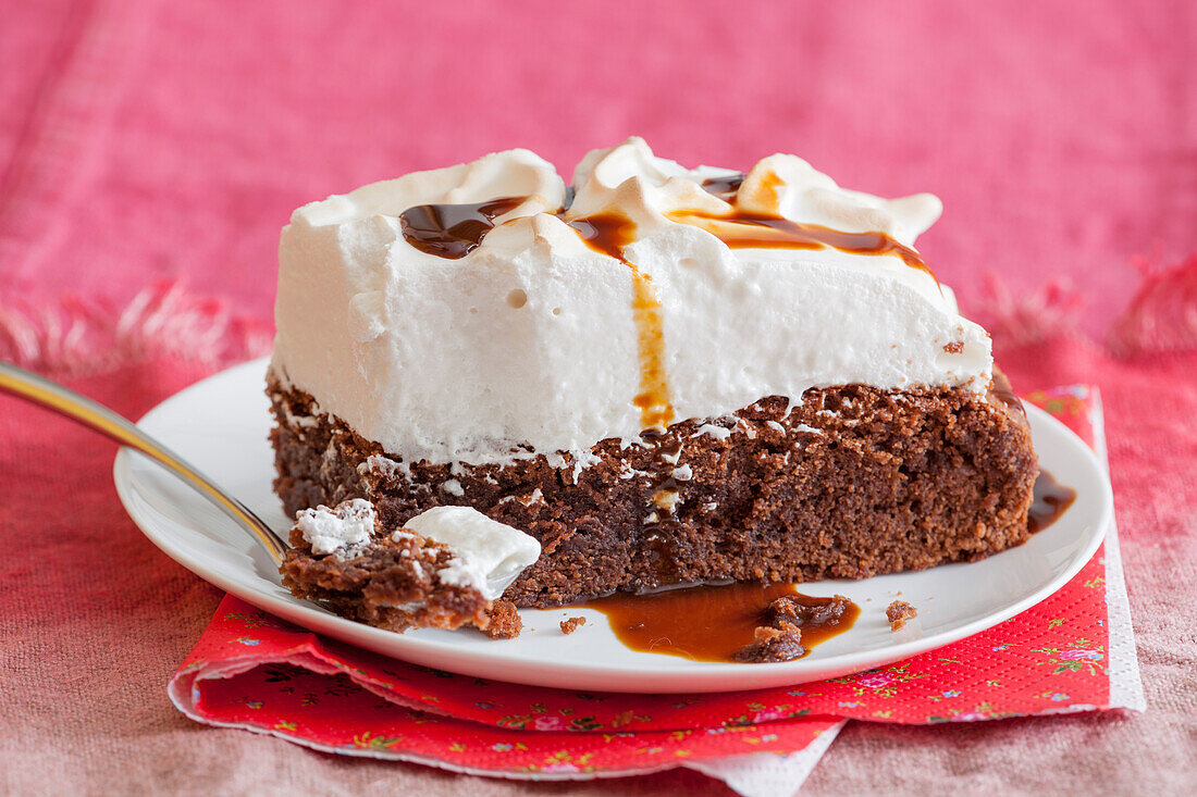 Brownie meringue with caramel sauce